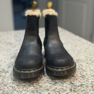 Dr. Martens 2976 Leonore Fur Lined Chelsea Boots in black leather size 7